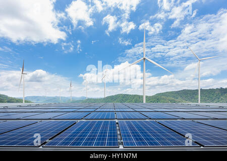 Les panneaux solaires et les éoliennes contre paysage mountanis Banque D'Images