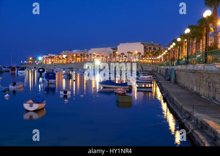 La vue de la nuit de Marsaskala Marsaskala Creek waterfront et avec les bateaux de pêche traditionnel maltais. Malte Banque D'Images