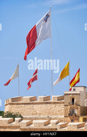 Le pavillon de Malte, Ordre militaire souverain de Malte, Cité du Vatican et l'Espagne a soulevé sur les murs de la forteresse de poster de Castille pour le cas de vacances. Ma Banque D'Images