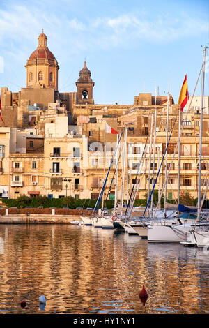 L'avis de Birgu (Vittoriosa) ancienne capitale avec Notre Dame de l'Annonciation (Église St. Dominic's Church) grande coupole sur le chantier de la baie avec yach Banque D'Images