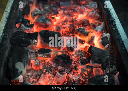 Brûlant du charbon de bois pour barbecue Banque D'Images