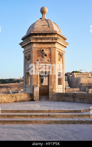 Le point de vue de la Senglea tour de garde avec des symboles sculptés d'oiseaux (grue, oreilles et nez) dans la matinée, la lumière. Sliema, Malte. Banque D'Images