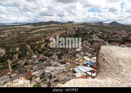 NEVSEHIR, TURQUIE - 7 mai 2016 : La Cappadoce vue du château d'Uchisar qui est le plus haut immeuble de la zone sur fond de ciel nuageux. Banque D'Images