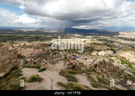 NEVSEHIR, TURQUIE - 7 mai 2016 : La Cappadoce vue du château d'Uchisar qui est le plus haut immeuble de la zone sur fond de ciel nuageux. Banque D'Images