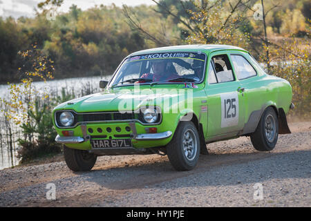 Aldershot, Royaume-Uni - 3 novembre 2012 : David Kirby au volant d'une Ford Escort Mk1 classique sur le pavillon étape du rallye tempête MSA près d'Aldershot, Royaume-Uni Banque D'Images