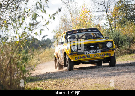 Aldershot, Royaume-Uni - 3 novembre 2012 : Robert Dennis au volant d'une Ford Escort Mk II sur le pavillon étape du rallye tempête MSA près d'Aldershot, Royaume-Uni Banque D'Images