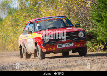 Aldershot, Royaume-Uni - 3 novembre 2012 : Sean Edwards au volant d'une Ford Escort Mk2 sur la scène du pavillon Tempest MSA Rally près d'Aldershot, Royaume-Uni Banque D'Images