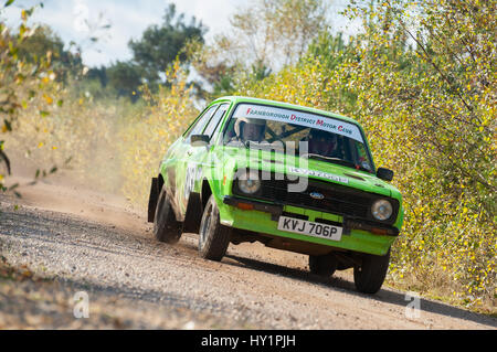 Aldershot, Royaume-Uni - 3 novembre 2012 : Simon peut conduire une Ford Escort Mk2 sur la scène du pavillon Tempest MSA Rally près d'Aldershot, Royaume-Uni Banque D'Images