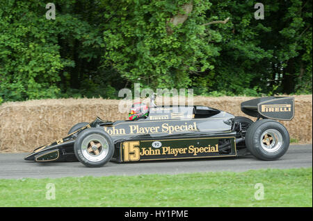 Goodwood, UK - 1 juillet 2012 : Emanuele Pirro conduisant le classic 1983 JPS Lotus F1 sur la colline de voiture de course course au Festival de la vitesse. Banque D'Images