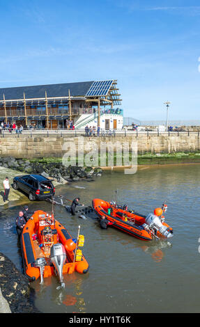 Tornado côtes ou des bateaux gonflables étant lancé à Seaham Harbour. Banque D'Images