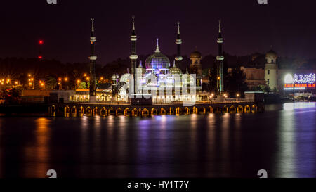 Une fois la nuit photo de la superbe Mosquée de Cristal (connue localement sous le nom de Masjid Kristal) à Kuala Terengganu, Malaisie. Banque D'Images