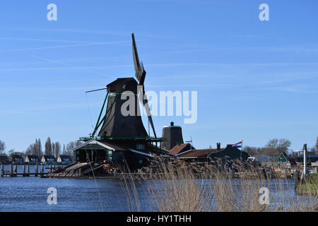 Style ancien moulin en campagne néerlandaise sur la voie Banque D'Images