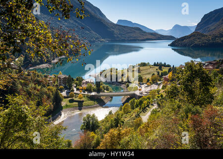 Le Lac de Molveno, Trentin-Haut-Adige, Italie du nord. Le lac est élu plus beau lac d'Italie. Banque D'Images