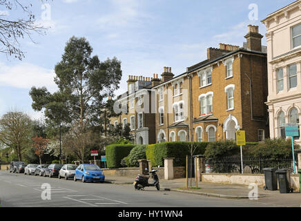 De grandes maisons sur Wickham Road, Brockley, dans le sud-est de Londres, au Royaume-Uni. Un quartier délabré récemment devenu populaire auprès des jeunes londoniens Banque D'Images