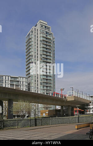 Deptford Bridge Station sur London's Docklands Light Railway. L'une des pistes span2 London to Dover road. Montre new high-rise le développement. Banque D'Images