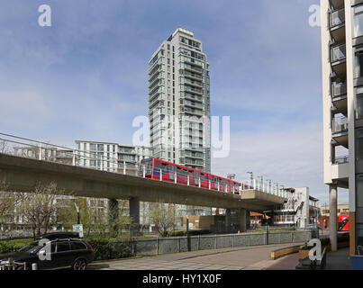 Deptford Bridge Station sur London's Docklands Light Railway. L'une des pistes span2 London to Dover road. Montre new high-rise le développement. Banque D'Images