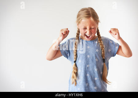 Petite fille en colère crier très fort Banque D'Images