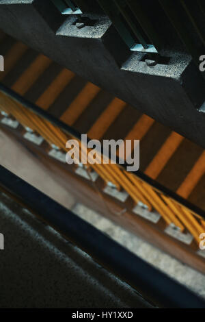 Partie d'un ancien bâtiment escaliers, se concentrer sur les étapes et de clôture. Banque D'Images