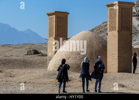 Réservoir d'eau avec capteurs de vent sur le domaine de la tour du Silence zoroastrienne (vu sur bacground) à Yazd, Iran Banque D'Images