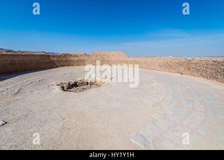 Fosse circulaire centrale de l'ancienne tour zoroastrienne de Silence, où le corps a été une fois exposés aux éléments et pintade locale à Yazd, Iran Banque D'Images