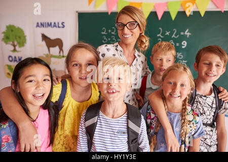 Portrait de l'école des enfants avec l'enseignant Banque D'Images