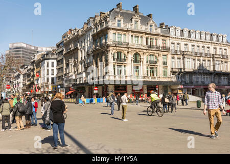 Les gens marchent dans Boulevard Anspach, Bruxelles Banque D'Images