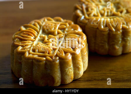 Cette macro stock photo montre une forme cubique typique doux chinois sur une plaque woode. En plus les caractères chinois ont été formés dans la douce. Banque D'Images