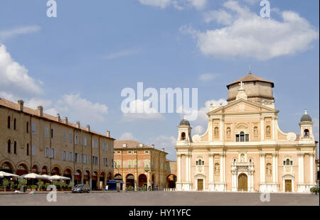 Image de la Piazza dei Martiri et cathédrale au le centre-ville historique de Carpi, Emilia-Romagna, Italie. Der Piazza dei Martiri und der Dom dans de Banque D'Images