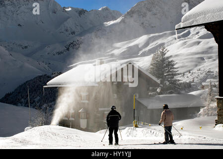 Cette photo montre deux ski skieur en face d'un canon à neige dans un magnifique paysage de montagne près d'une station de ski d'Arosa en Suisse. L'image w Banque D'Images