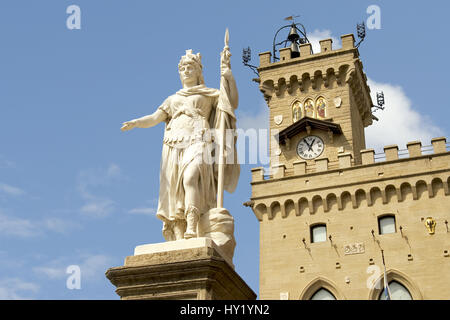 Image de la Statua della Libertà et le Palazzo Pubblico au centre-ville historique de Saint-Marin. Die Statua della Libertà und der Palazzo Pub Banque D'Images