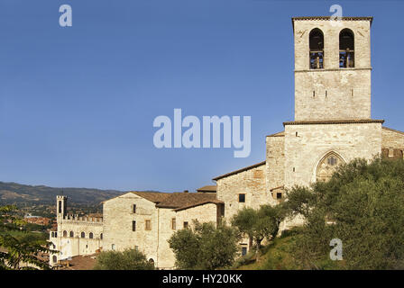 Image de la Cathédrale de Gubbio en Ombrie, Italie. Der Duomo di Gubbio in der Stadt gleichnahmigen dans les Umbrien, Italien. Im gotischen schlichten Sichtmaue Banque D'Images