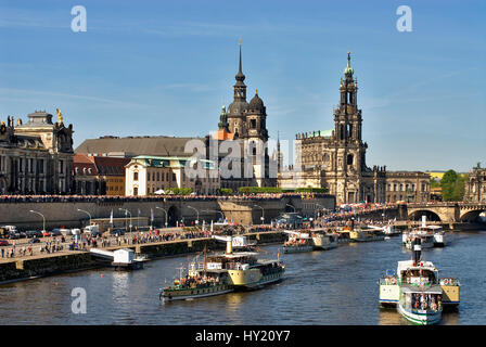 Cette image montre le célèbre défilé annuel de bateau à vapeur sur l'Elbe près de la vieille ville de Dresde en Allemagne. Banque D'Images