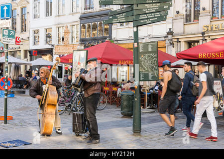 Des musiciens de rue jouer à Bruxelles centre ville Banque D'Images