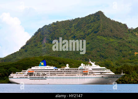 Ce stock photo montre le navire de croisière Amadea ancrés au port de Huahine en Polynésie française. L'image a été prise sur un overcasted légèrement mes rêves Banque D'Images