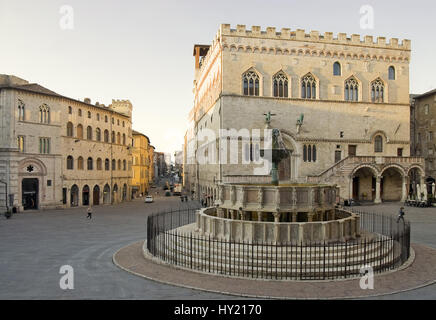 Image de la fontaine Fontana Maggiore à Pérouse, Ombrie. Der Fontana Maggiore Springbrunnen à Pérouse, les Umbrien. Von der 1278 Nicola et Giovanni P Banque D'Images
