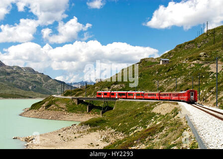 Rhaetischen Zug der Bahn am Lago Bianco suis col de la Bernina in den Schweizer Alpen, Schweiz. Train alpin au Lago Bianco au col de la Bernina Suisse du Banque D'Images