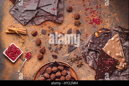 Assortiment de chocolat, truffes, épices et poudre de cacao sur fond sombre. L'espace pour texte, vue d'en haut Banque D'Images