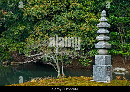 Ce stock photo montre le An-Min-Taku étang et l'Hakuja-no-Tsuka pagode en pierre au Jardin du temple Rokuon-ji à Kyoto, au Japon. Banque D'Images