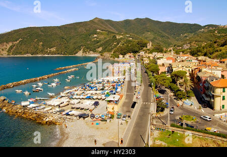 Vue sur le petit village de Moneglia une destination touristique populaire dans la côte ligure, au nord ouest de l'Italie. Blick über das Dorf Moneglia, ein être Banque D'Images