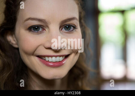 Portrait de belle jeune femme smiling in coffee shop Banque D'Images