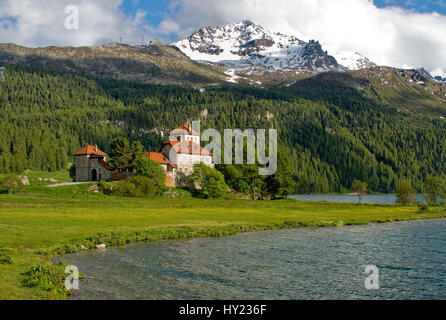 Crap da Sass château dans un paysage de printemps près du village au lac de Silvaplana Surlej, Suisse. Burg Crap da Sass suis Silvaplaner, Haute-engadine, voir Banque D'Images