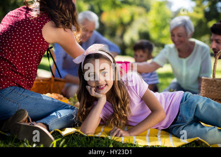 Portrait of Girl resting on blanket outre le pique-nique en famille Banque D'Images