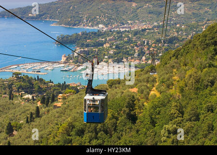 Vue sur la baie de Rapallo à partir du téléphérique de la Chiesa Madonna di Montallegro sur la côte ligurienne, au nord ouest de l'Italie. Blick auf Rapallo von d Banque D'Images