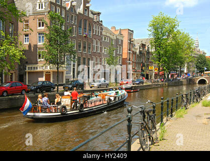 Image de house boat au volant dans un canal d'eau dans le centre-ville d'Amsterdam, Hollande. Banque D'Images