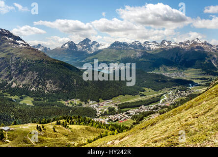 Vue depuis Muottas Muragl en direction de Pontresina, Suisse, Engadine Blick vom Muottas Muragl auf, Pontresina Engadin, Schweiz. Banque D'Images