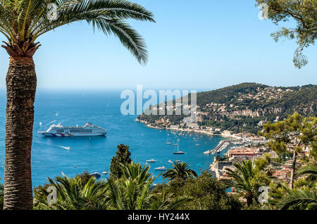 Le port de croisière de Villefranche sur Mer sur la Cote d'Azur dans le sud de la France. La baie de Villefranche est l'un des ports naturels les plus profonds de toute p Banque D'Images