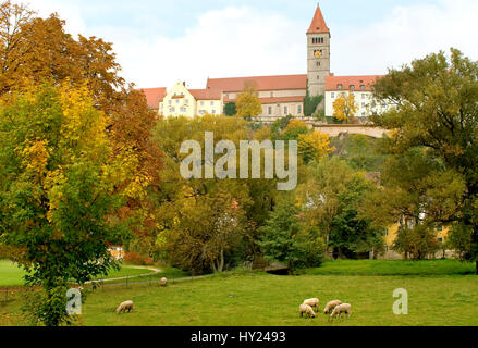 Paysage d'automne près du Château monastère à Kastl dans le Land allemand de Bavière. Vor dem Klosterschloss Herbstlanschaft Romantische Kastl à Baye Banque D'Images