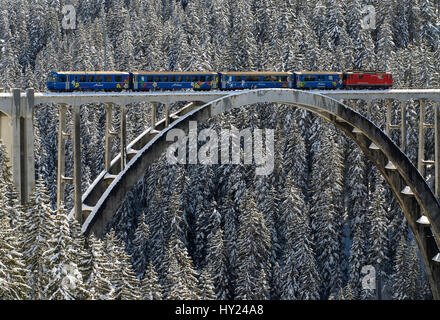 Ce stock photo montre le train sur l'Arosa Langwies pont dans un magnifique paysage de montagne près d'une station de ski d'Arosa en Suisse. L'image a été Banque D'Images