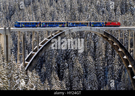 Arosa train sur le pont de Langwies un magnifique paysage de montagne près d'une station de ski d'Arosa en Suisse. Banque D'Images