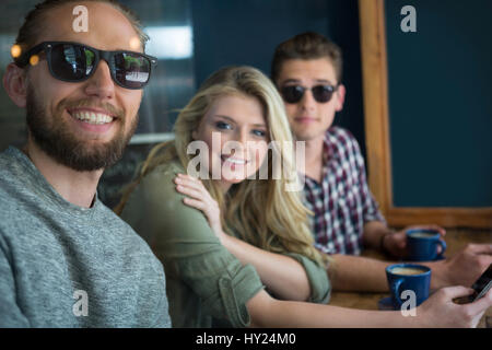 Portrait of happy amis masculins et féminins à table dans coffee house Banque D'Images